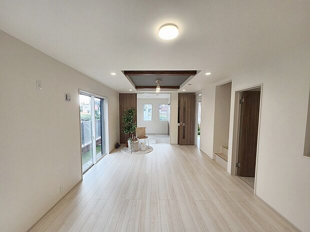 家族の集まるリビングは気持ちの良い自然光が差し込む団欒空間。室内のご見学予約も随時、受付中ですのでお気軽にお問合せください。 