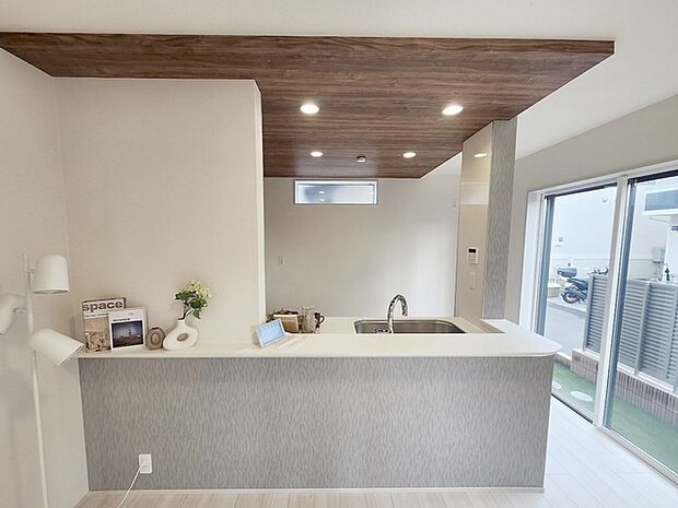 家族が食事するダイニングスペースをキッチンから見渡せる設計に。お料理をしながら家族とのコミュニケーションが増えそうな予感。 