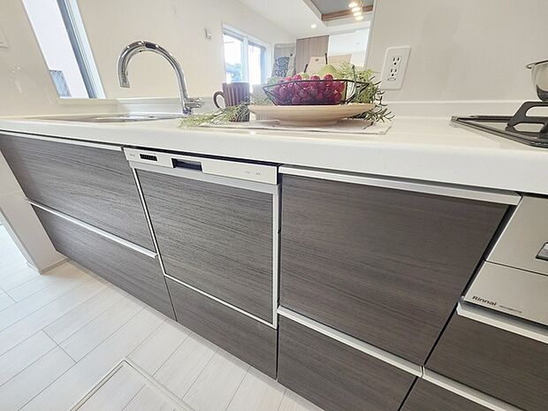 毎日の家事をサポートしてくれる食洗器も標準に装備。ちょっと嬉しい設備です 