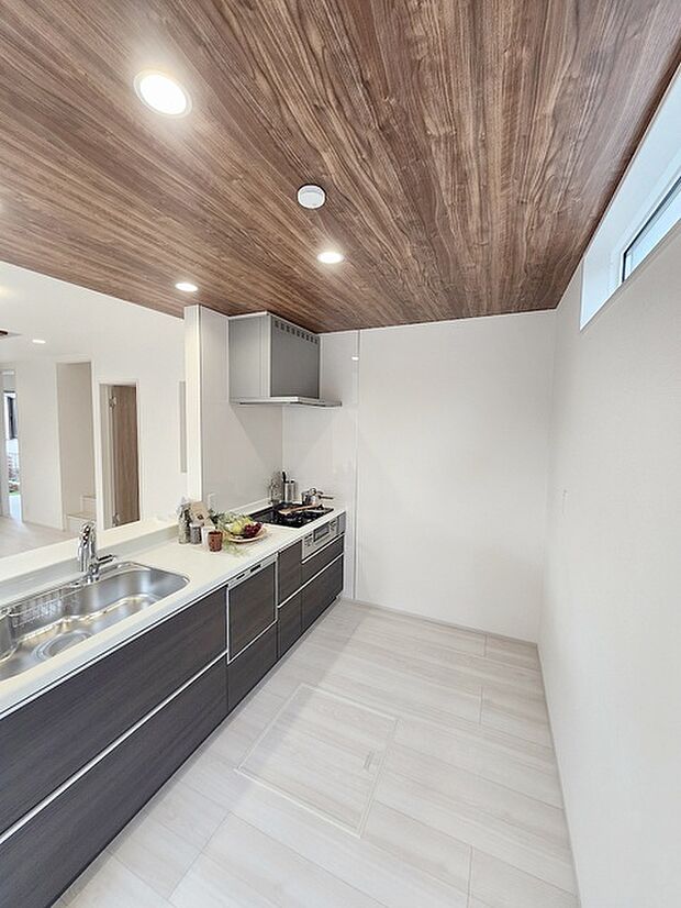 お料理をしながらリビングの家族やゲストとの会話が楽しめるカウンタータイプのキッチン。毎日のお料理を楽しく快適に。 