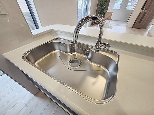 カウンターキッチンならではの開放的な見通し、全体が見渡せることでご家族の団欒スペースもより明るく笑顔が溢れる空間となります。 