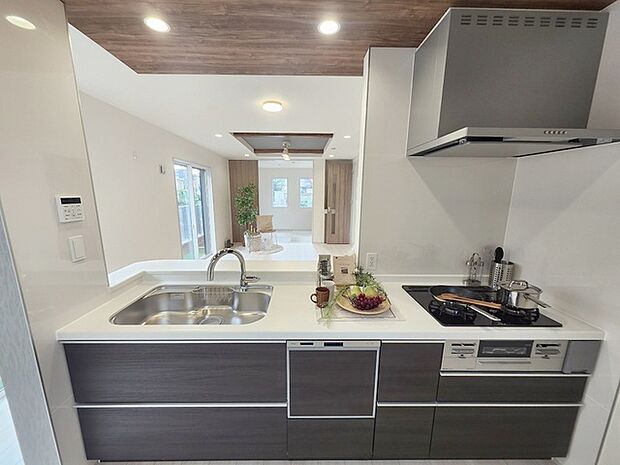 お料理をしながらリビングの家族やゲストとの会話が楽しめるカウンタータイプのキッチン。毎日のお料理を楽しく快適に。 