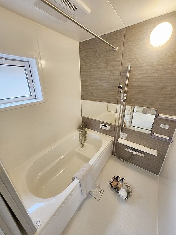 一日の疲れを癒してくれるゆったりとしたバスルームです。 