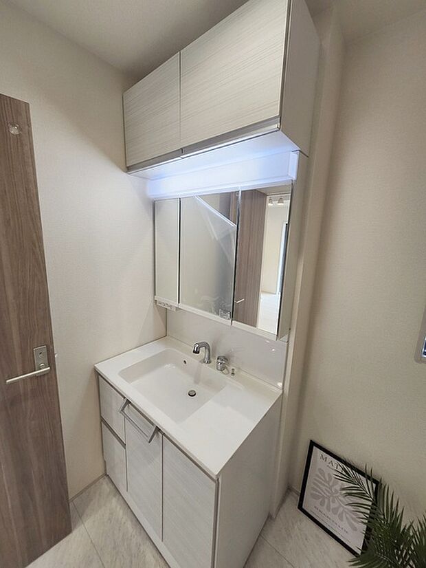 三面鏡に洗面台。 コンセントに照明機能、多機能性を備えた設備です。  