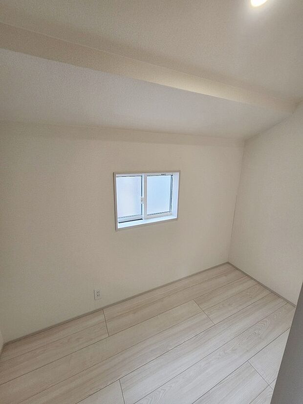 色々な用途に使えるフリースペースのある邸宅。仕事の書斎や趣味の空間や子供のワークスペース、季節物の収納など色々な用途に利用できそうな予感。 