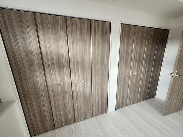 豊富な収納スペースもこの物件の特長の一つ。各所に収納が完備されており、生活をスッキリと整えることができます。 