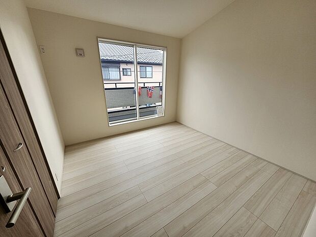 実際に室内をご見学頂くと生活のイメージが広がると思います。家具を置いたイメージや窓からの景色など。周辺で販売に出している物件も一緒にまとめてご見学頂き、比較する事もできます。