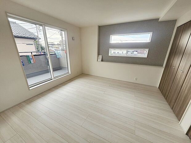 洋室はモダンなデザインと機能性を備え、快適な生活空間に。明るい窓から差し込む自然光が広々とした空間をさらに明るく開放的に感じさせます。  