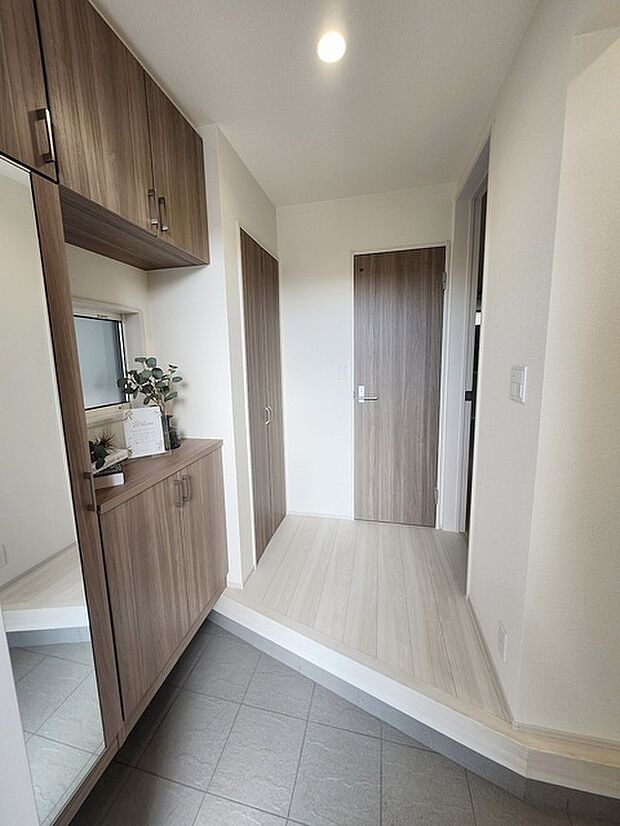 玄関は家の第一印象を左右する重要な場所。ほどよい広さとスタイリッシュな色遣いが印象的です。 