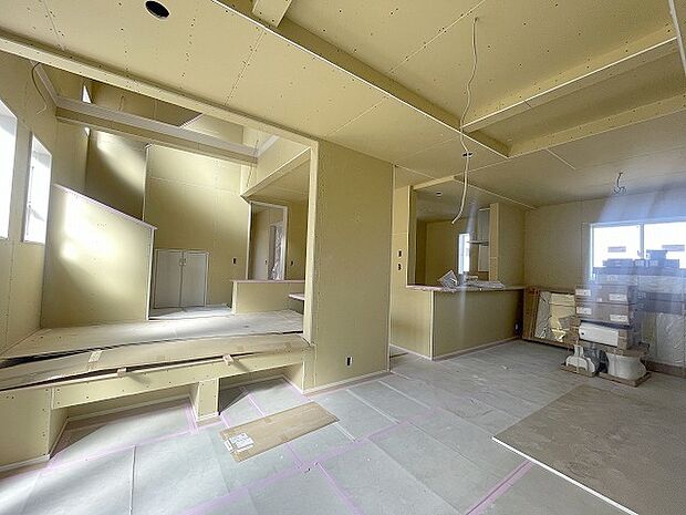 家族の集まるリビングは気持ちの良い自然光が差し込む団欒空間。室内のご見学予約も随時、受付中ですのでお気軽にお問合せください。