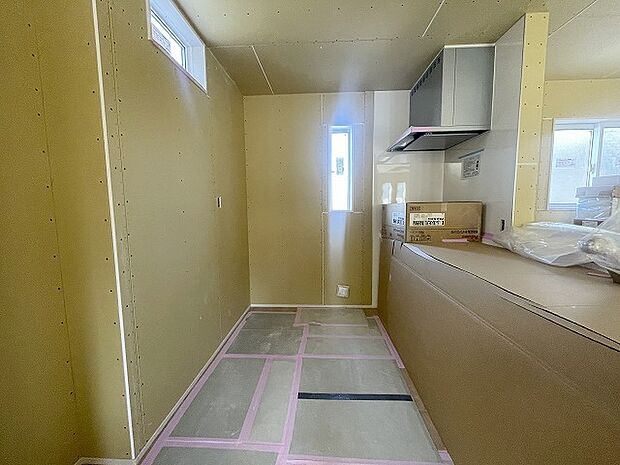 キッチンコンロスペースの近くには、空気の入れ替えが可能な開口部を設置!! お料理をする際には、換気扇を回しながら匂いが籠らない様に開放してお料理もお楽しみ頂けます。