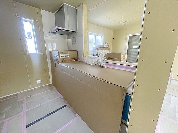 お料理をしながらリビングの家族やゲストとの会話が楽しめるカウンタータイプのキッチン。毎日のお料理を楽しく快適に。