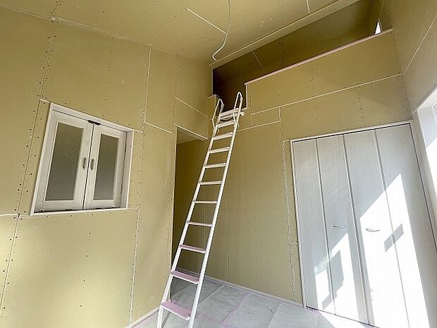 吹抜けの空間を意識した開放感のある間取り。そして上部にロフトを配置。スタイリッシュかつ収納も豊富で長く機能的に住める家を目指して。