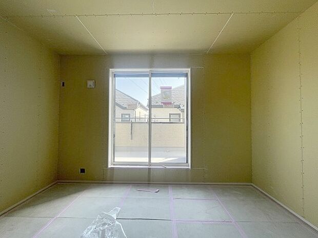 スマートなデザインと賢い収納が生活を快適にします。広々とした雰囲気を演出する工夫が施され、生活空間の魅力を引き出します。