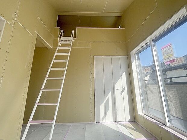 吹抜けの空間を意識した開放感のある間取り。そして上部にロフトを配置。スタイリッシュかつ収納も豊富で長く機能的に住める家を目指して。