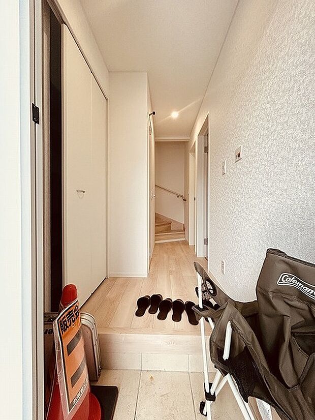 玄関は家の第一印象を左右する重要な場所。ほどよい広さとスタイリッシュな色遣いが印象的です。