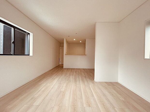 家族が食事するダイニングスペースをキッチンから見渡せる設計に。お料理をしながら家族とのコミュニケーションが増えそうな予感。