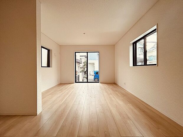 実際に室内をご見学頂くと生活のイメージが広がると思います。家具を置いたイメージや窓からの景色など。周辺で販売に出している物件も一緒にまとめてご見学頂き、比較する事もできます。