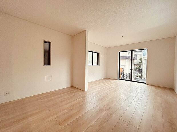 ゆとりのあるサイズのリビングダイニング。 お食事スペースと、お寛ぎ空間を分けてご利用可能。 少し大きめのソファーを置いて、 一家団欒なお時間をご共有ください。