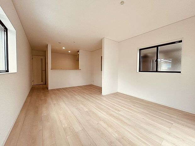 家族の集まるリビングは気持ちの良い自然光が差し込む団欒空間。室内のご見学予約も随時、受付中ですのでお気軽にお問合せください。