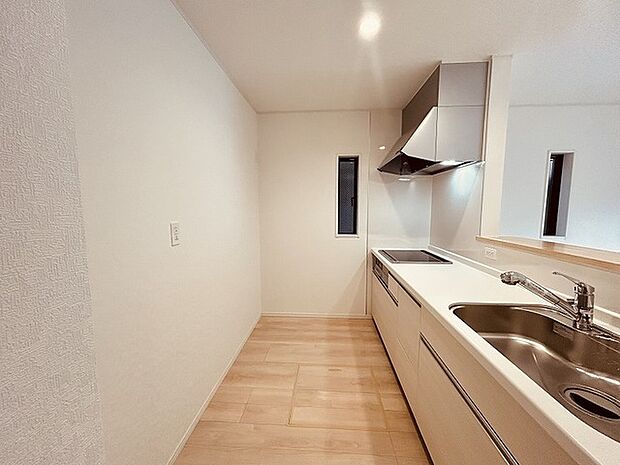 キッチンコンロスペースの近くには、空気の入れ替えが可能な開口部を設置!! お料理をする際には、換気扇を回しながら匂いが籠らない様に開放してお料理もお楽しみ頂けます。