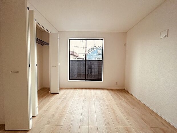 スタイリッシュなデザインと快適な居住性を兼ね備えた洋室。広々とした空間は、自分らしいインテリアを楽しむことができるほか、リラックスした時間を過ごすことができそうです。