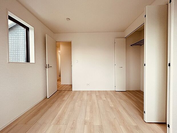 スマートなデザインと賢い収納が生活を快適にします。広々とした雰囲気を演出する工夫が施され、生活空間の魅力を引き出します。