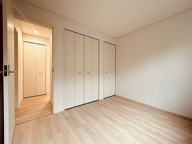 スマートなデザインと賢い収納が生活を快適にします。広々とした雰囲気を演出する工夫が施され、生活空間の魅力を引き出します。