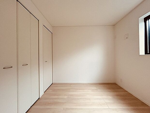スタイリッシュなデザインと快適な居住性を兼ね備えた洋室。広々とした空間は、自分らしいインテリアを楽しむことができるほか、リラックスした時間を過ごすことができそうです。