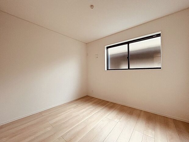 洋室はモダンなデザインと機能性を備え、快適な生活空間に。明るい窓から差し込む自然光が広々とした空間をさらに明るく開放的に感じさせます。