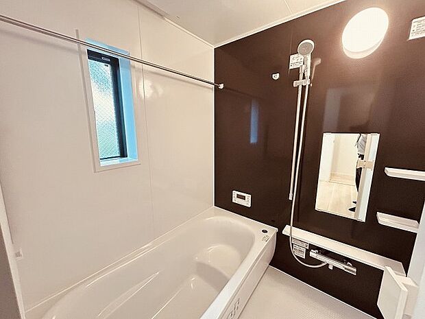 浴室乾燥機の他にも開口部のある浴室スペース。 お風呂上がりの湿気も、窓を開けておくことで改善可能。 お湯につかりながら、ちょっとした露天気分?