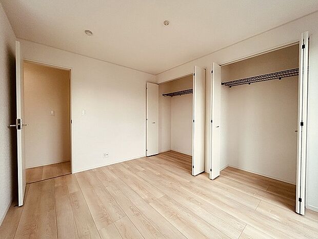 スタイリッシュなデザインと快適な居住性を兼ね備えた洋室。広々とした空間は、自分らしいインテリアを楽しむことができるほか、リラックスした時間を過ごすことができそうです。