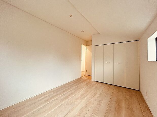 洋室はモダンなデザインと機能性を備え、快適な生活空間に。明るい窓から差し込む自然光が広々とした空間をさらに明るく開放的に感じさせます。