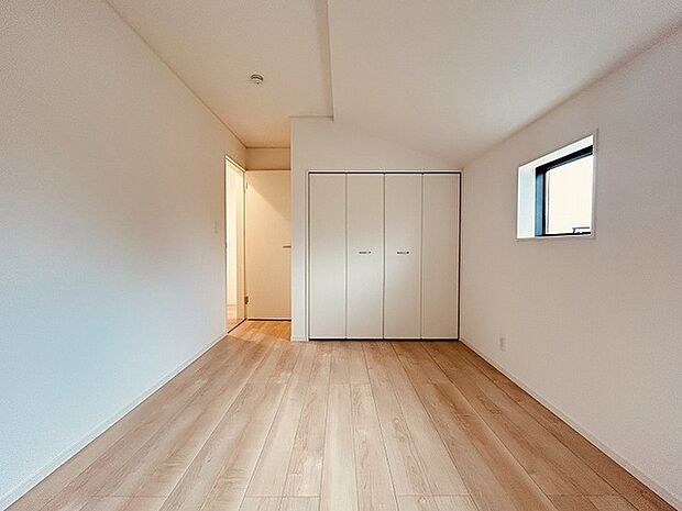 洋室はモダンなデザインと機能性を備え、快適な生活空間に。明るい窓から差し込む自然光が広々とした空間をさらに明るく開放的に感じさせます。