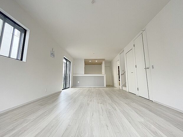 実際に室内をご見学頂くと生活のイメージが広がると思います。家具を置いたイメージや窓からの景色など。周辺で販売に出している物件も一緒にまとめてご見学頂き、比較する事もできます。