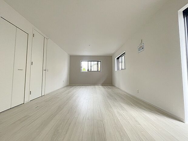 ゆとりのあるサイズのリビングダイニング。 お食事スペースと、お寛ぎ空間を分けてご利用可能。 少し大きめのソファーを置いて、 一家団欒なお時間をご共有ください。 