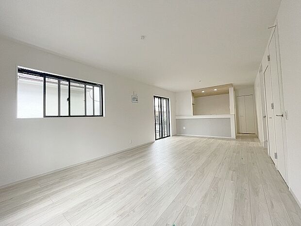 家族の集まるリビングは気持ちの良い自然光が差し込む団欒空間。室内のご見学予約も随時、受付中ですのでお気軽にお問合せください。 