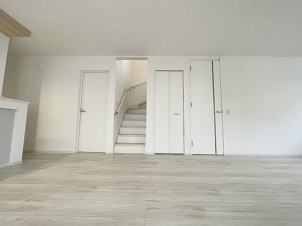 リビングの真ん中に階段がある人気のリビング階段。自然と家族のコミュニケーションが増えます。