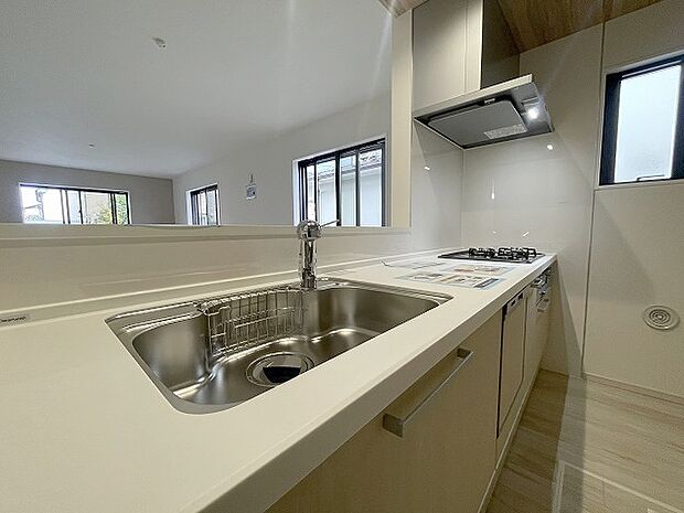 キッチンコンロスペースの近くには、空気の入れ替えが可能な開口部を設置！！ お料理をする際には、換気扇を回しながら匂いが籠らない様に開放してお料理もお楽しみ頂けます。 