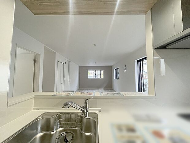 お料理をしながらリビングの家族やゲストとの会話が楽しめるカウンタータイプのキッチン。毎日のお料理を楽しく快適に。 