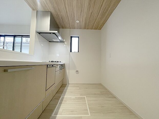 カウンターキッチンならではの開放的な見通し、全体が見渡せることでご家族の団欒スペースもより明るく笑顔が溢れる空間となります。 