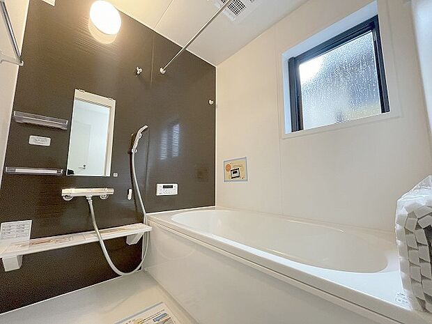 一日の疲れを癒してくれるゆったりとしたバスルームです。