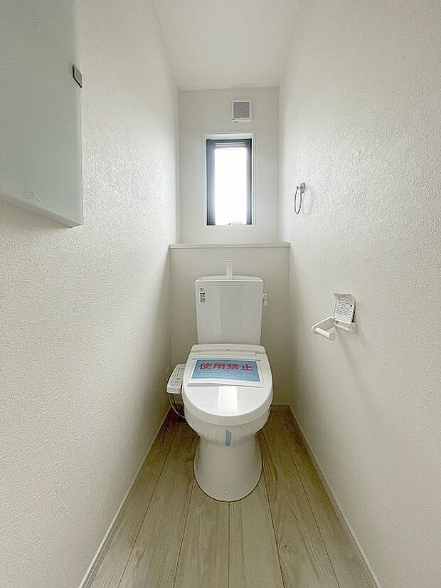 2階トイレ。ウォシュレット機能を標準装備。 