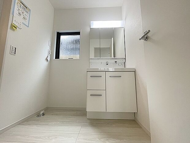 三面鏡に洗面台。 コンセントに照明機能、多機能性を備えた設備です。  