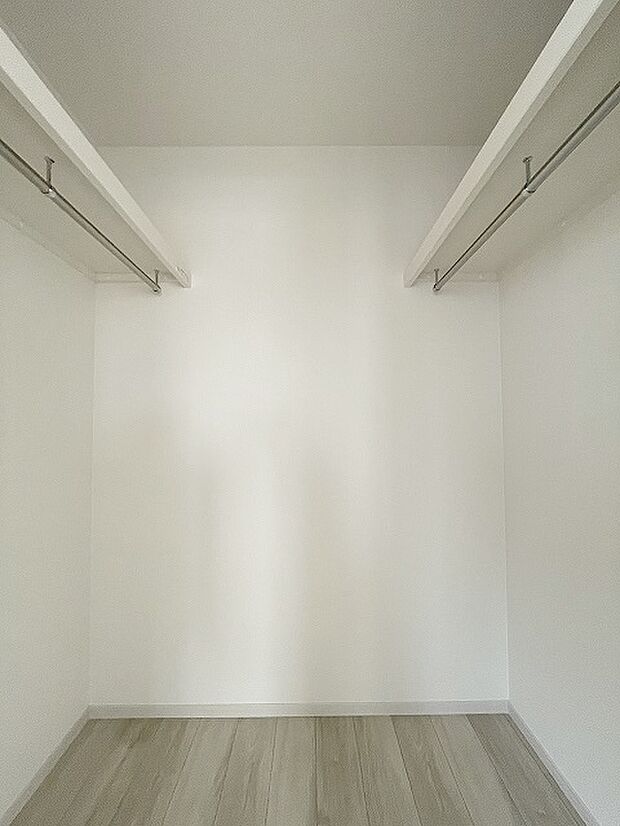 沢山のお洋服などを収納できそうなウォークインクローゼット。 