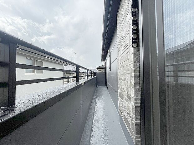 季節の変化や天気の良い日には、バルコニーでの時間が心地よく、気分をリフレッシュさせることができます。 