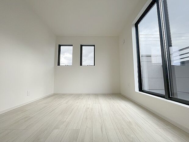 スタイリッシュなデザインと快適な居住性を兼ね備えた洋室。広々とした空間は、自分らしいインテリアを楽しむことができるほか、リラックスした時間を過ごすことができそうです。 