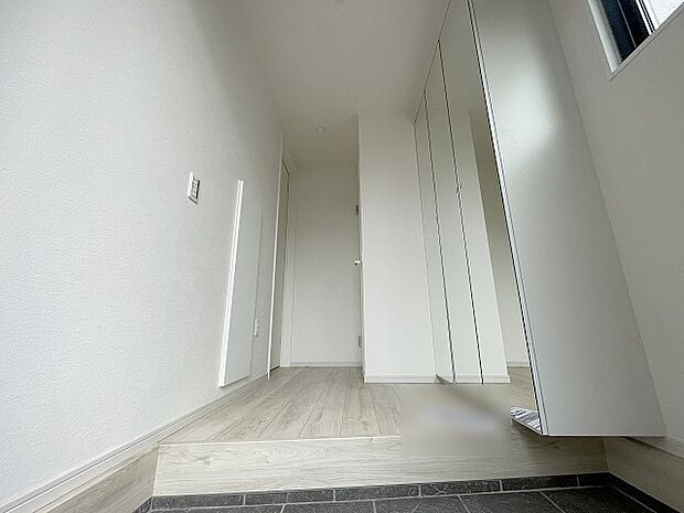 玄関は家の第一印象を左右する重要な場所。ほどよい広さとスタイリッシュな色遣いが印象的です。