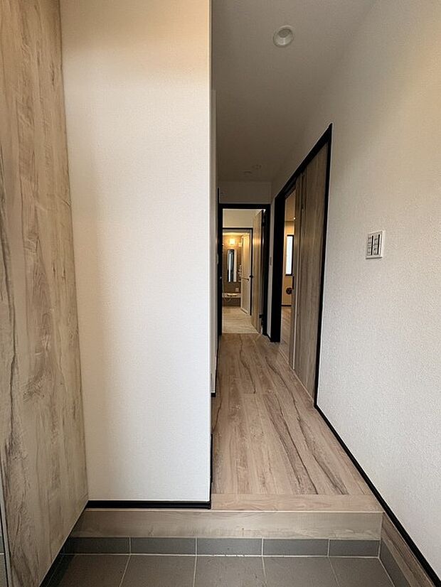 玄関は家の第一印象を左右する重要な場所。ほどよい広さとスタイリッシュな色遣いが印象的です。 