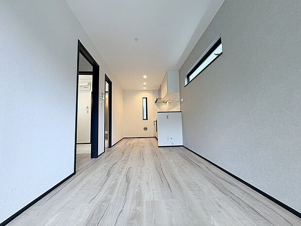 実際に室内をご見学頂くと生活のイメージが広がると思います。家具を置いたイメージや窓からの景色など。周辺で販売に出している物件も一緒にまとめてご見学頂き、比較する事もできます。